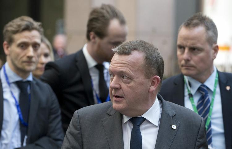 Realisme. Selv om flygtningene får det ringere, end hvis de var kommet til Danmark, er det eneste realistiske at sende dem tilbage til Tyrkiet, siger statsminister Lars Løkke Rasmussen (V) ved sin ankomst til topmødet. 
