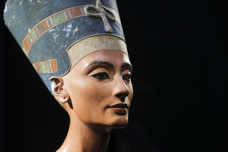 Arkæologer  har scannet hulrummet bag Tutankhamons grav, og det styrker håbet om, at kammeret rummer dronning Nefertitis grav. 