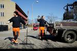 Arbejdsglæde. Ronnie Larsson (tv) og John Kristiansen er glad for arbejdet med at lappe de kommunale veje i Gladsaxe. De vil gerne være med til at hjælpe flygtninge i job, men det må bare ikke stjæle jobbet fra danskere, siger de. 