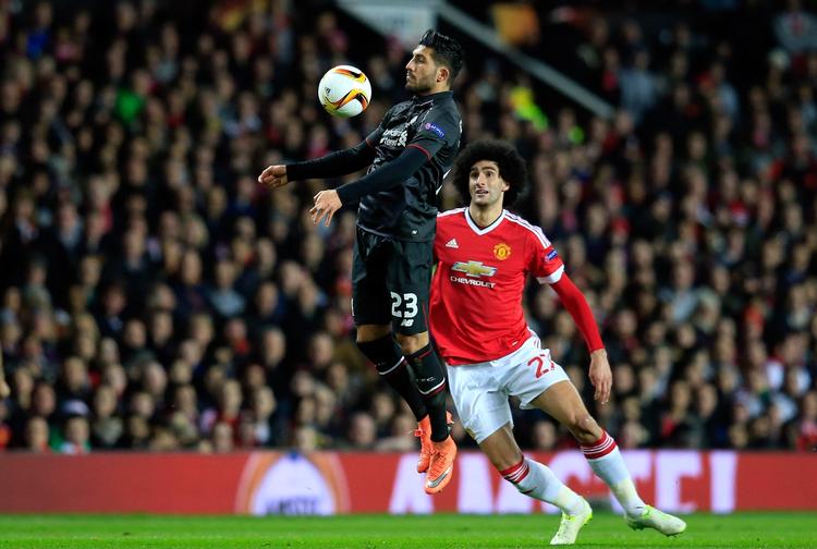 Nærkamp. Liverpools Emre Can (tv) kontrollerer bolden foran Uniteds Marouane Fellaini. 