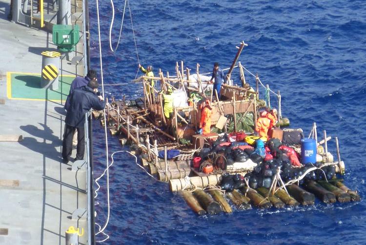 opgivet. Kon-Tiki 2-tømmerflåden blev bjærget 1.800 kilometer vest for den chilenske havneby Puerto Montt og 1.200 kilometer syd for hovedstaden Santiago, da mandskabet onsdag valgte at bede om hjælp. 