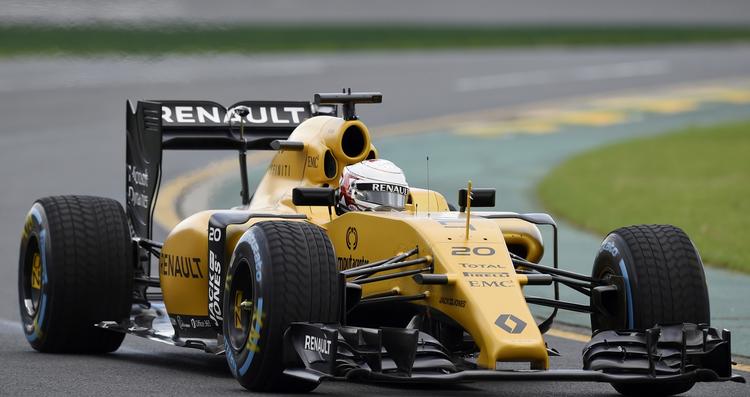 træningsrunder.  Kevin Magnussen styrer sin nye Renault-racer rundt på en af de i alt 15 træningsomgange det blev til tidligt fredag i Melbourne. 