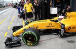 regnvejr. Kevin Magnussen og Renault-raceren var mest i pitten i anden træningsrunde. 