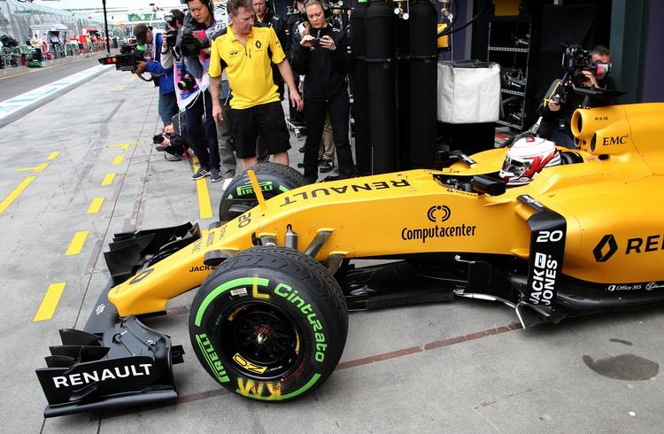 regnvejr. Kevin Magnussen og Renault-raceren var mest i pitten i anden træningsrunde. 