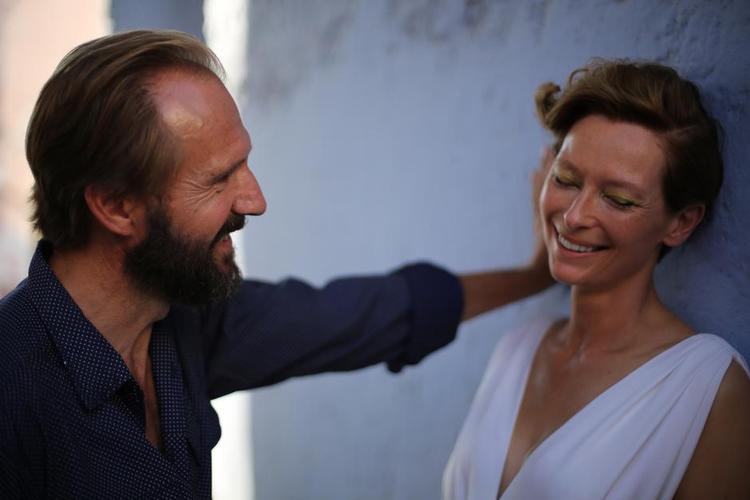 Gensyn. De to tidligere flammer Harry (Ralph Fiennes) og Lane (Tilda Swinton) mødes igen under sydens sol, men selv i paradiser lurer ulykken. 