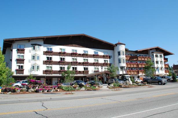AUTENTISK. Hotel Bavarian Lodge kunne ligge i Tyskland, men adressen er amerikansk. Og sådan ser hele byen Leavenworth I USA-staten Washington ud. 