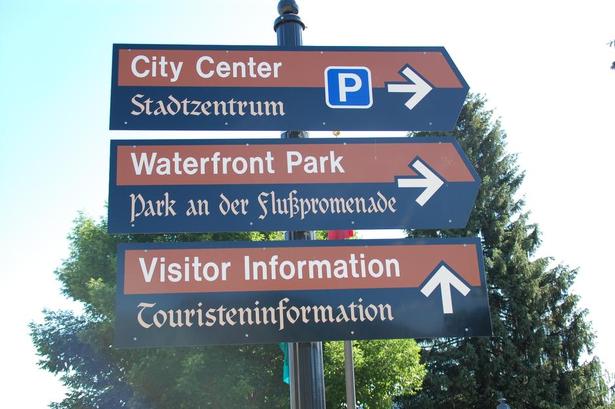 TOSPROGET. Skiltene i Leavenworth er på tysk og amerikansk. 