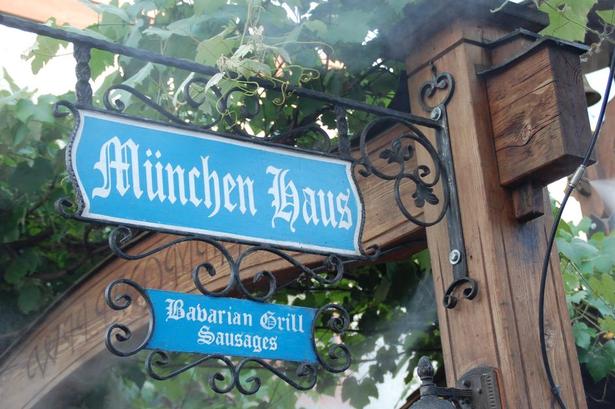 SPISESTEDER. De fleste restauranter har noget tysk på menuen. 