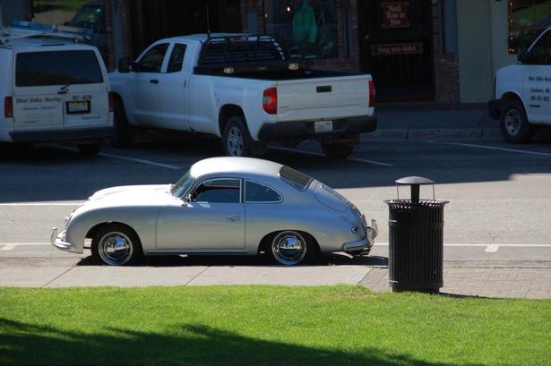 KLASSISK. Et passende køretøj til turen til Leavenworth: En velplejet Porsche 356. 