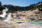 BUMPASS HELL. Den vulkanske aktivitet farver klipper lilla og jorden gullig af svovl. 