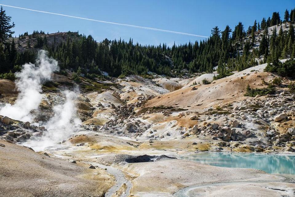 BUMPASS HELL. Den vulkanske aktivitet farver klipper lilla og jorden gullig af svovl. 