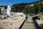 BUMPASS HELL. Bumpass var navnet på en mand, der efter sigende faldt i de sydende bassiner og skoldede sig, og derfor fik området navnet Bumpass Hell. Der udtales Bum-pass og ikke Bump-ass, som mange ellers tror. 