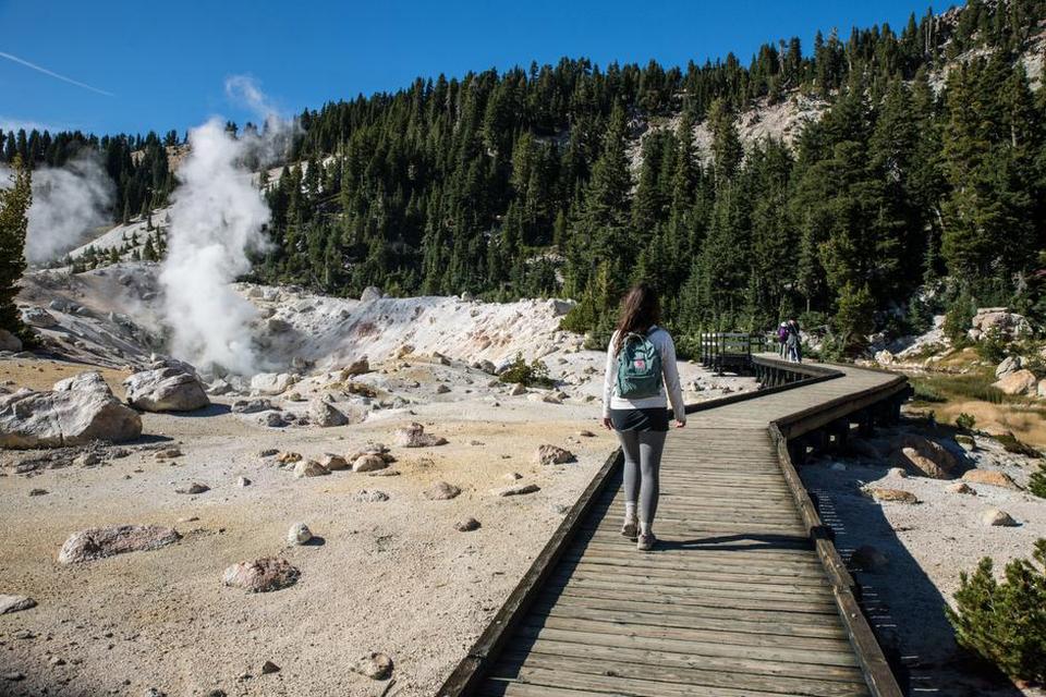 BUMPASS HELL. Bumpass var navnet på en mand, der efter sigende faldt i de sydende bassiner og skoldede sig, og derfor fik området navnet Bumpass Hell. Der udtales Bum-pass og ikke Bump-ass, som mange ellers tror. 