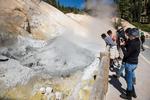 SULPHUR WORKS. Der er fuld gang i den geotermiske aktivitet i området, der lugter af rådne æg. 