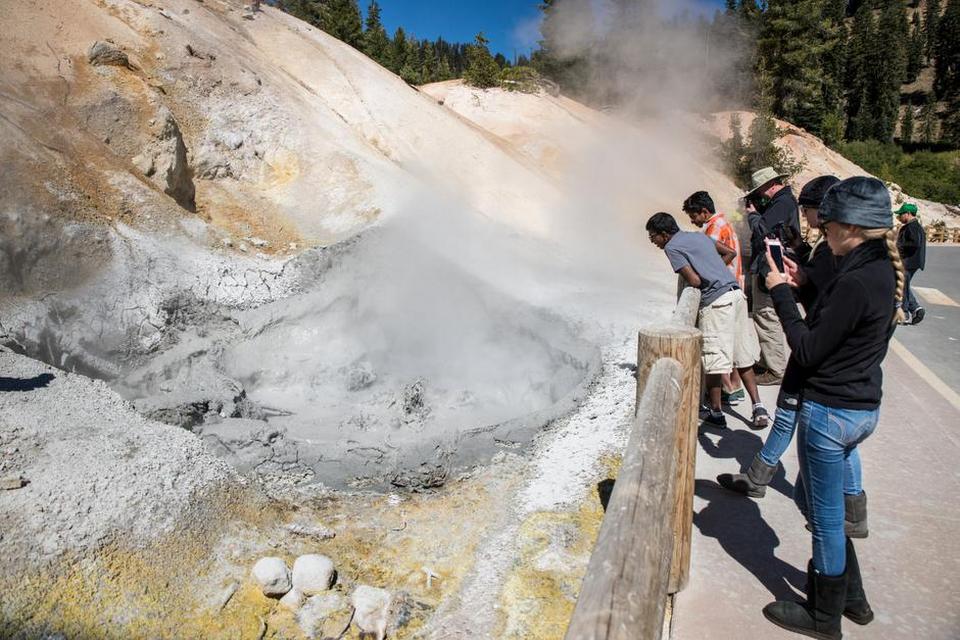 SULPHUR WORKS. Der er fuld gang i den geotermiske aktivitet i området, der lugter af rådne æg. 