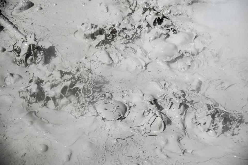 SULPHUR WORKS. Selv mudderet koger og bobler pga. den glohede magma dybt under jorden. 