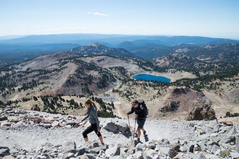 LASSEN PEAK. Vandringen mod toppen på 3.187 meter er relativt overkommelig, fordi ruten begynder i 2.600 meters højde. 