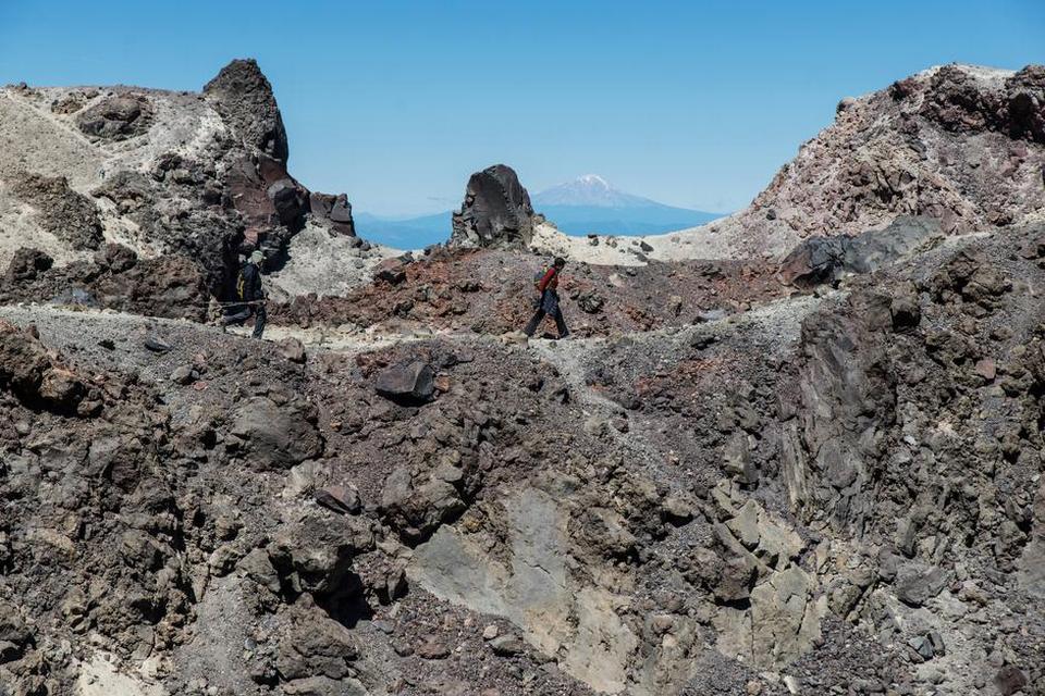 LASSEN PEAK. Toppen af vulkanen Lassen Peak er som en helt anden verden, hvor man har udsigt over hele parken og Mt. Shasta i det fjerne. 
