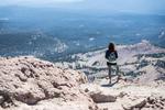 LASSEN PEAK. Hvor Yosemite syd for Lassen har fire millioner besøgende om året, finder blot 400.000 vej til Lassen årligt. Det kan overraske, når man først har set Lassen folde sig ud med sine boblende mudderbassiner, rygende fumaroler, smaragdgrønne søer, sneklædte tinder og gyldne enge. 