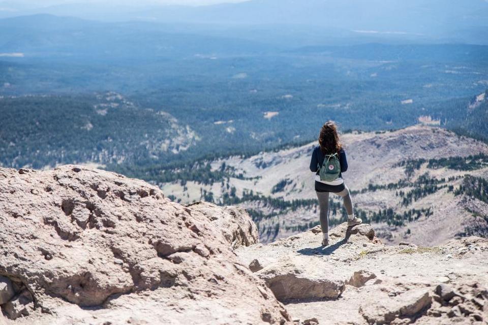 LASSEN PEAK. Hvor Yosemite syd for Lassen har fire millioner besøgende om året, finder blot 400.000 vej til Lassen årligt. Det kan overraske, når man først har set Lassen folde sig ud med sine boblende mudderbassiner, rygende fumaroler, smaragdgrønne søer, sneklædte tinder og gyldne enge. 