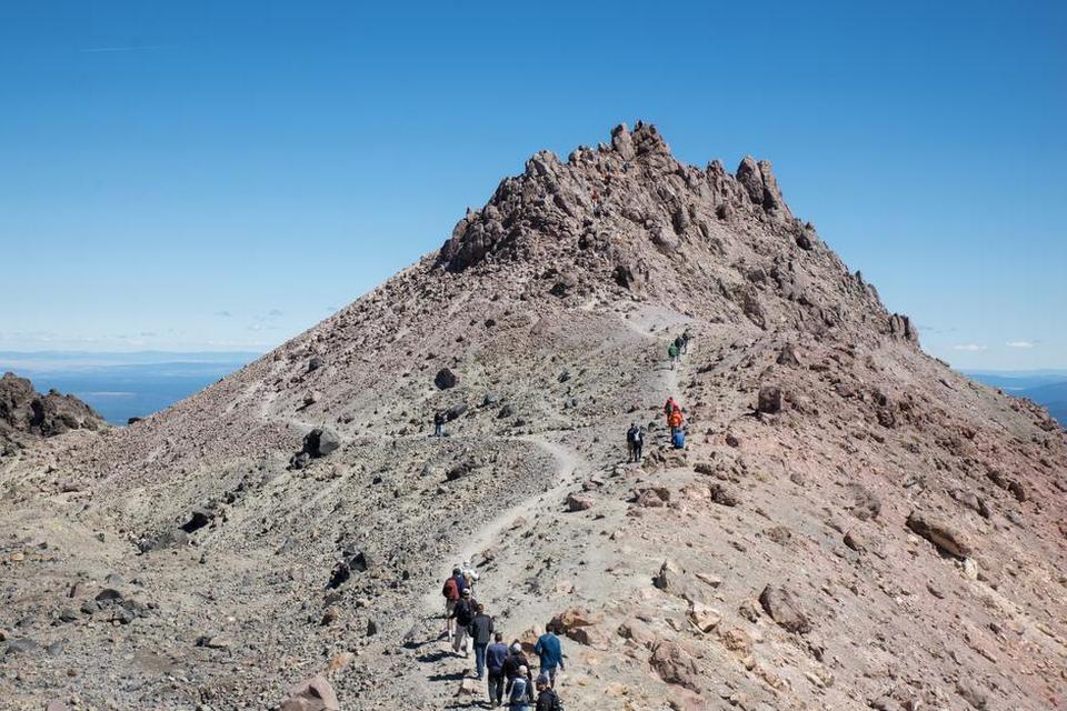 LASSEN PEAK. Lassen er en del af Ildringen, et bælte af vulkaner langs Asiens og Nord- og Sydamerikas Stillehavskyster. 
