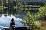MANZANITA LAKE. Chaos Crags' savtakkede tinder spejler sig i det klare vand. Foto: Sole Bugge Møller 