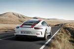 TEMPO. Fra denne vinkel vil de fleste andre bilister se Porsche 911 R. Det sørger de 500 hestekræfter for. 