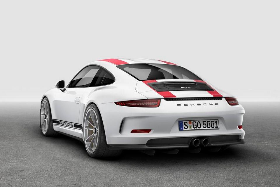 SIMPEL. Porsche sætter ofte en markant hækspoiler på 911-modellen. Det er dog ikke sket på denne model. 