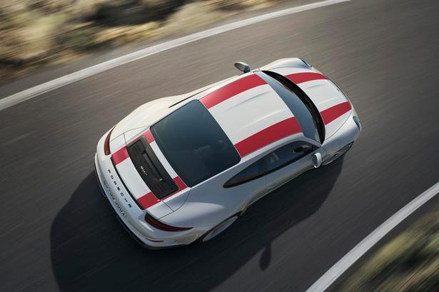ALSIDIG. Porsche 911 R er godkendt til gadekørsel. Mange ejere vil nok også slippe den løs på racerbaner. 