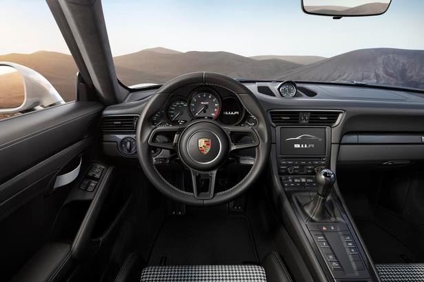SKRABET. Der er ikke meget komfortudstyr i Porsche 911 R. Den har hverken klimaanlæg eller navigation. 