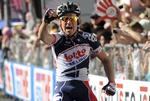 reserve. Lars Bak jubler efter at have vundet 12. etape af Giro d'Italia 2012. 