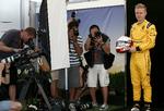 fotosession. Kevin Magnussen stiller op til fotografering før det australske grandprix. 