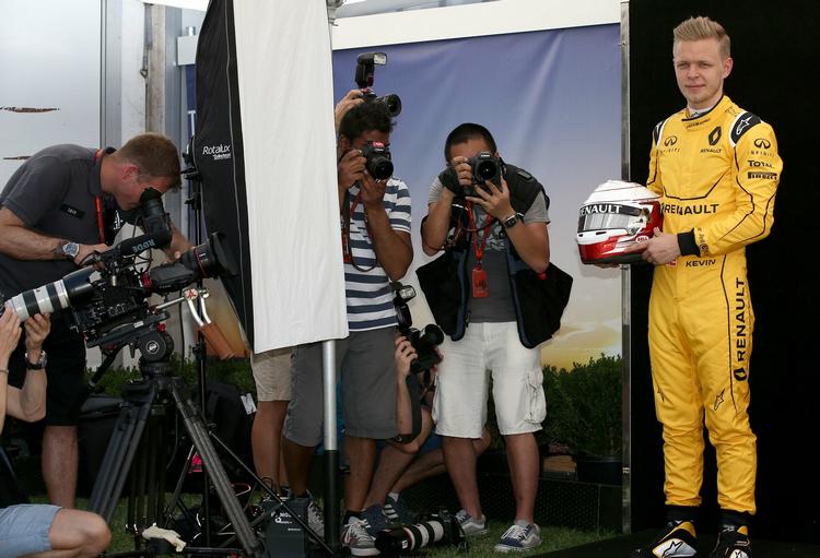 fotosession. Kevin Magnussen stiller op til fotografering før det australske grandprix. 