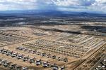 GENBRUG. Flyene holder i snorlige rækker på det militære anlæg i Tucson. De fleste bliver sat i stand på et tidspunkt, men der kan godt gå 30 år, inden det sker. 