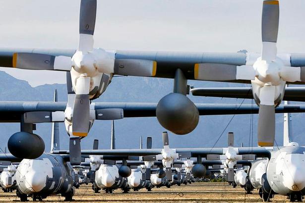 ARBEJDSHEST. Lange rækker af transportflyet Hercules C-130-fly. Flyet har været bygget siden 1954, og dele fra de udtjente fly kan bruges i nyere eksemplarer. 