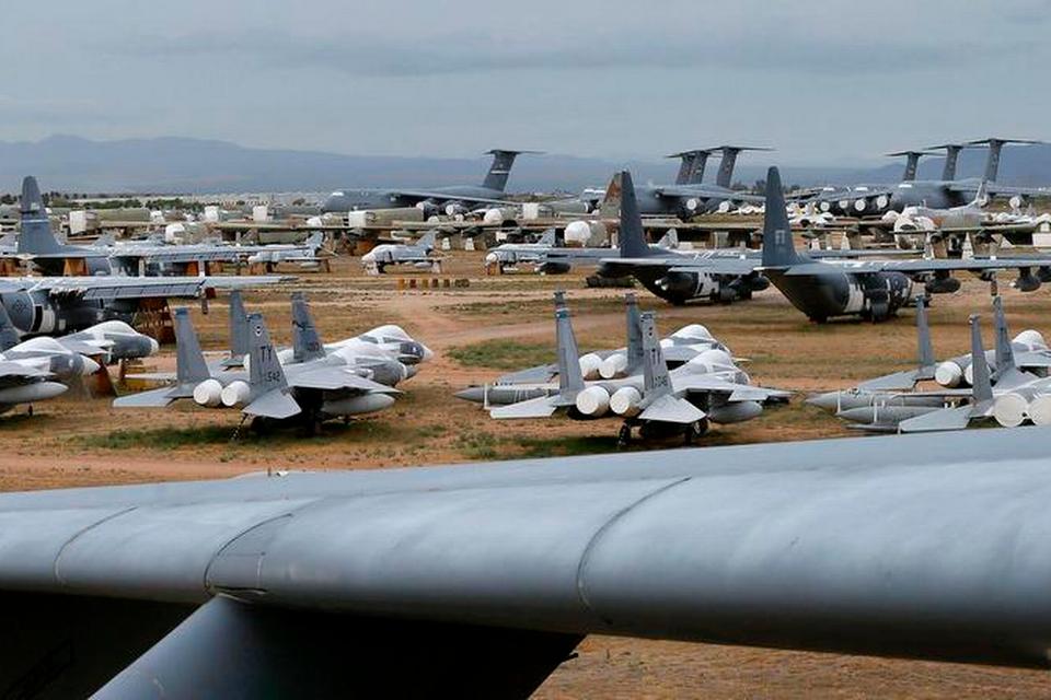 FLYFLÅDE. Her ses et udvalg af fly, som har været brugt af amerikansk militær:  F-15, C-130,  F-4 og Lockheed C-5 Galaxy. 