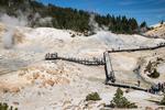 BUMPASS HELL. Bumpass Hell er som en miniudgave af Yellowstone, hvor jordens indre får afløb for nogle af sine aggressioner. 