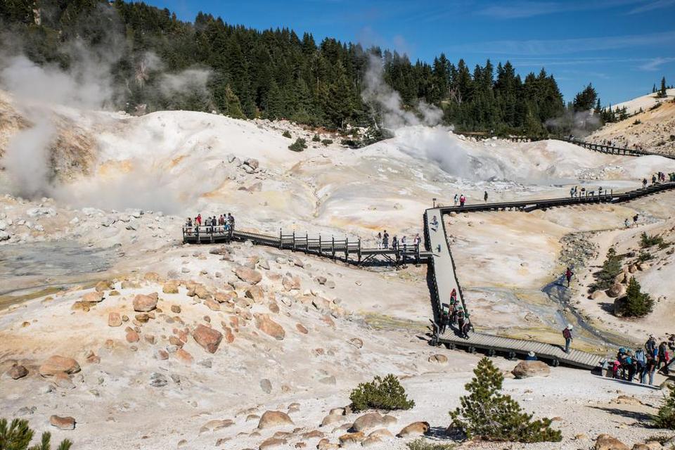 BUMPASS HELL. Bumpass Hell er som en miniudgave af Yellowstone, hvor jordens indre får afløb for nogle af sine aggressioner. 
