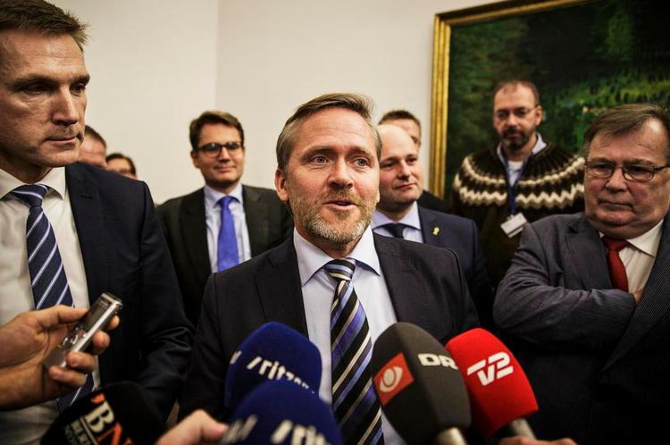 Kampklar. Med finansloven fik Liberal Alliance registeringsafgiften på biler sat ned. Derfor er det en selvsikker Anders Samuelsen, som nu gør klar til armlægningen om topskattelettelser. 