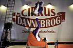 Penge. Tidligere på ugen blev Cirkus Dannebrog begæret konkurs. Nu har det samlet nok penge sammen til at holde cirkus kørende. 