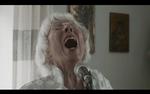 Skæv. Edna Muriel er forsanger i bandet Den Magnetiske Ørn. Du kan opleve hende torsdag i denne uge.  Foto: Fra filmen 