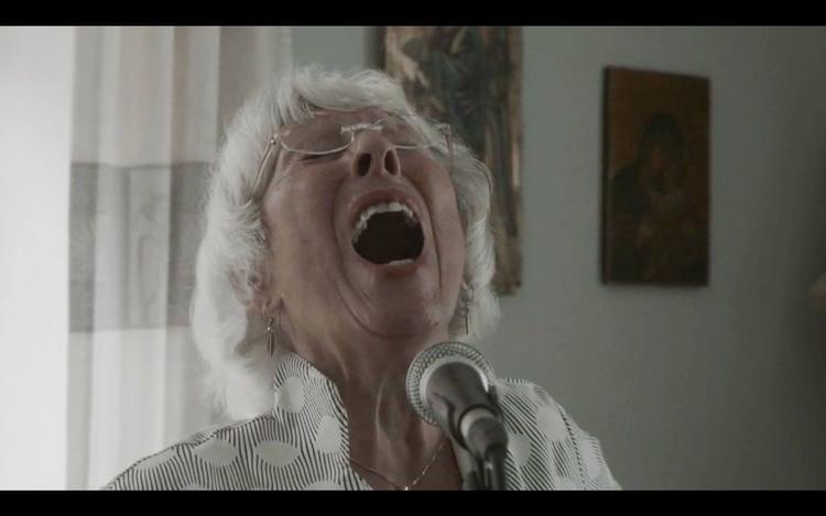 Skæv. Edna Muriel er forsanger i bandet Den Magnetiske Ørn. Du kan opleve hende torsdag i denne uge.  Foto: Fra filmen 