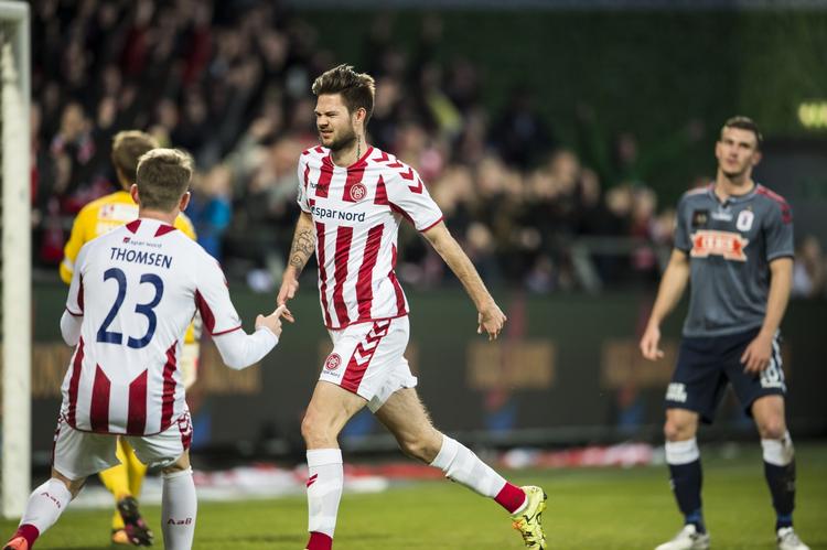 1-0. Med sit 16. mål i sæsonen bragte Lukas Spalvis AaB foran i føerste halvleg. 