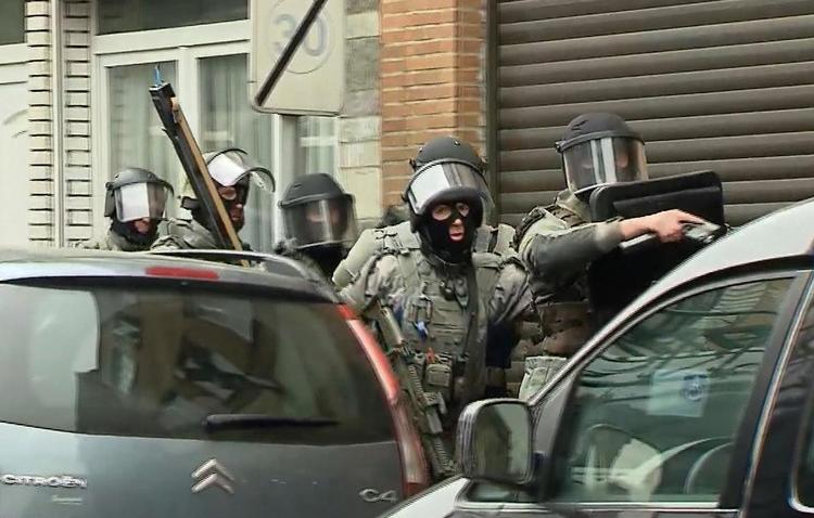 Politiaktion. Salah Abdeslam blev anholdt under en kæmpe politi-operation og menneskejagt  i kommunen Molenbeek nær centrum i Bruxelles. 
