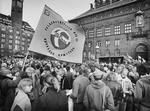 demo. Der var ikke så langt mellem demonstrationerne, da Folkebevægelsen blev stiftet i 1972. Her har Nørrebroafdelingen taget opstilling foran Københavns Rådhus. 