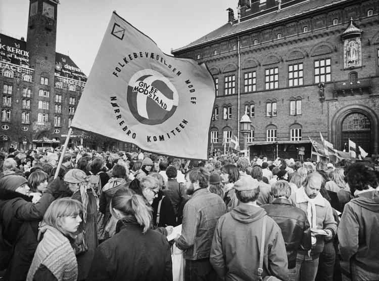 demo. Der var ikke så langt mellem demonstrationerne, da Folkebevægelsen blev stiftet i 1972. Her har Nørrebroafdelingen taget opstilling foran Københavns Rådhus. 