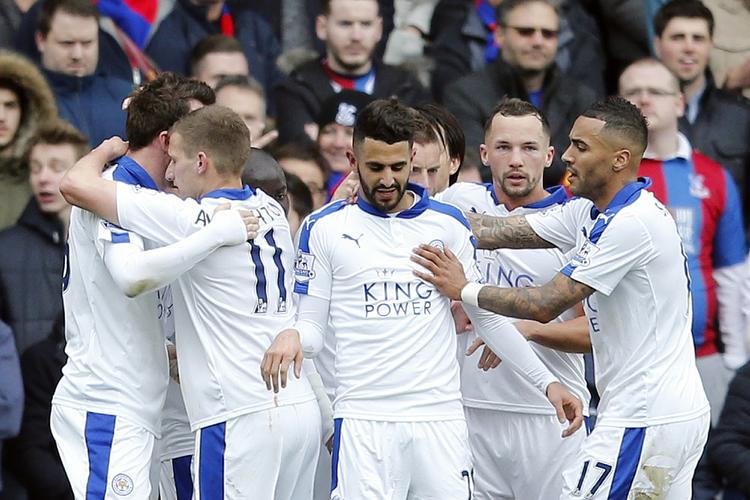 Triumf. Riyad Mahrez og holdkammeraterne jubler efter den afgørende scoring mod Crystal Palace. 
