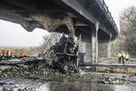 NEDRIVNING. Tidligt lørdag morgen kolliderede en litauisk lastbil fyldt med grøntsager med en motorvejsbro på sydmotorvejen mellem frakørsel 49 Holeby og frakørsel 50 Rødbyhavn. Nedrivningsarbejdet forventes afsluttet søndag morgen. 