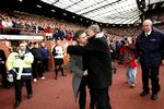 Afløser. Jose Mourinho er længe blevet rygtet til Manchester United. Her ses han med klubbens trænerlegende, Alex Ferguson, der stoppede for knap tre år siden. Nu kan han - måske - blive den tredje mand, der skal prøve at få det optimale ud af truppen. 