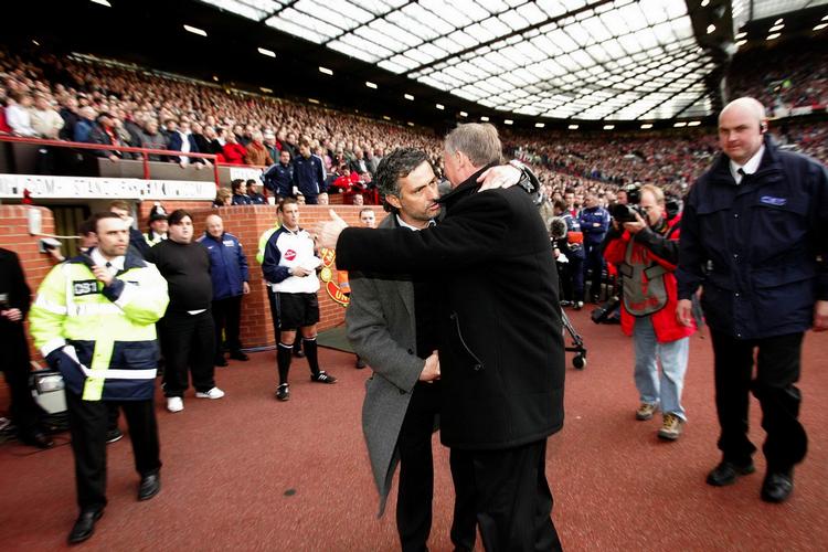 Afløser. Jose Mourinho er længe blevet rygtet til Manchester United. Her ses han med klubbens trænerlegende, Alex Ferguson, der stoppede for knap tre år siden. Nu kan han - måske - blive den tredje mand, der skal prøve at få det optimale ud af truppen. 